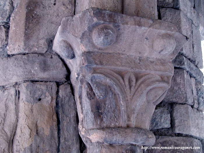 CAPITEL EN ANGULO INTERIOR SURESTE DEL CLAUSTRO